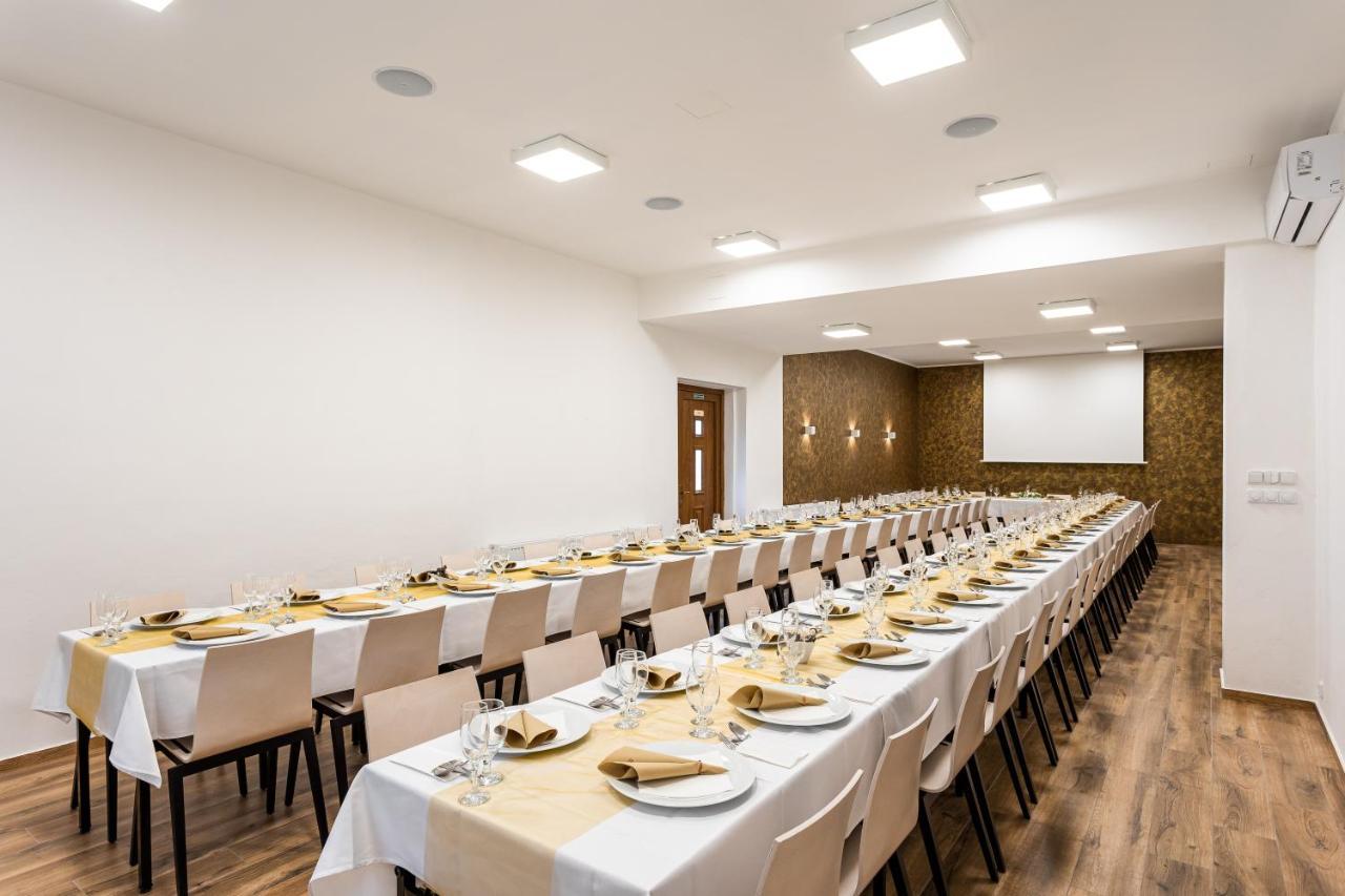 Hotel Jordanek Opocno Экстерьер фото