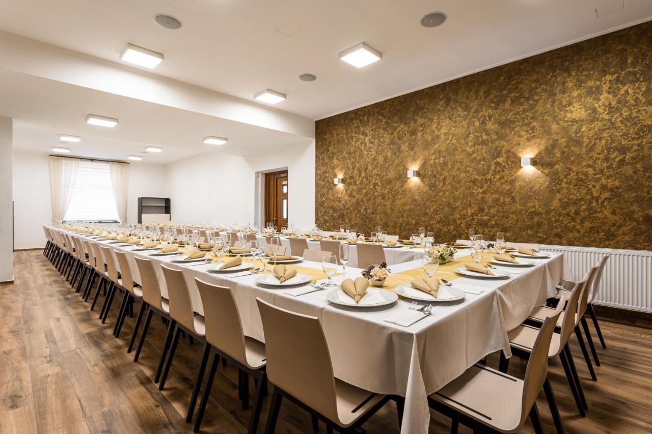 Hotel Jordanek Opocno Экстерьер фото