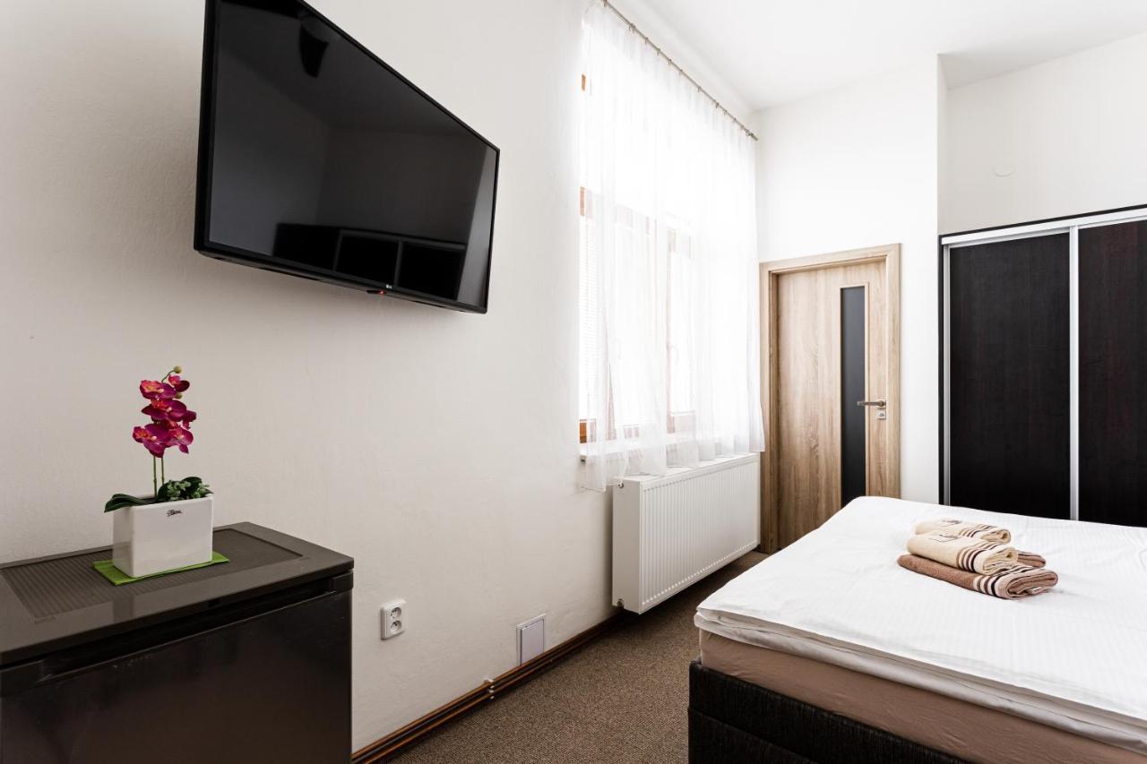 Hotel Jordanek Opocno Экстерьер фото