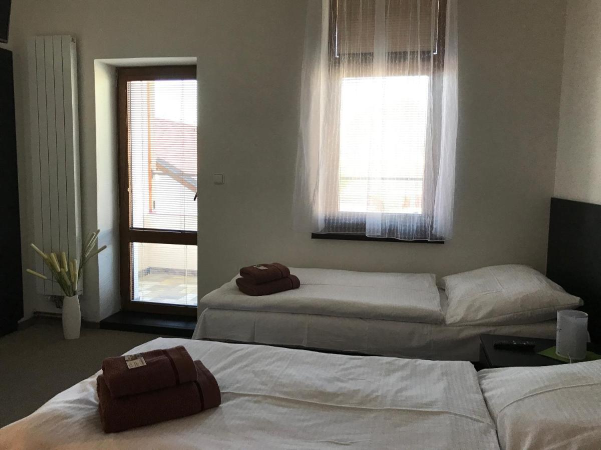 Hotel Jordanek Opocno Экстерьер фото