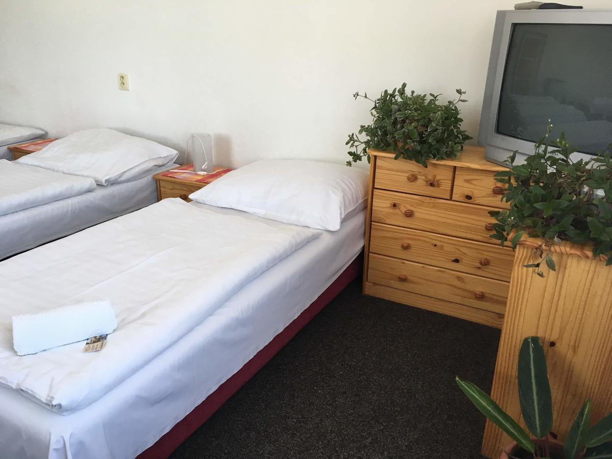 Hotel Jordanek Opocno Экстерьер фото