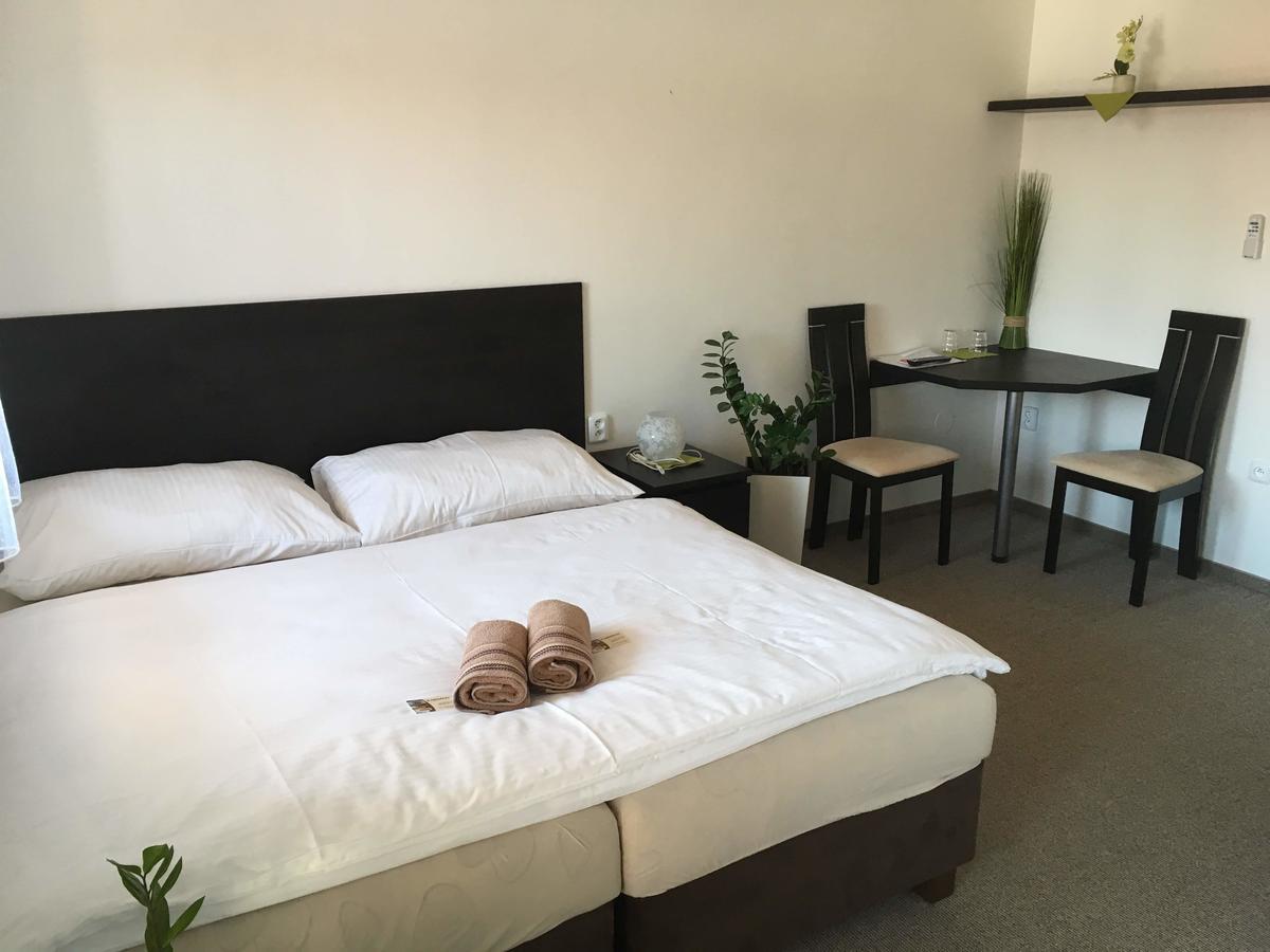 Hotel Jordanek Opocno Экстерьер фото
